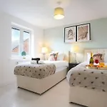 Stylish 6 Bedroom 3 Bathroom Detached House With Free Parking, Super-Fast Wifi, Pool Table, Smart Tvs With Netflix By Yoko Property