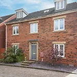 Stylish 6 Bedroom 3 Bathroom Detached House With Free Parking, Super-Fast Wifi, Pool Table, Smart Tvs With Netflix By Yoko Property