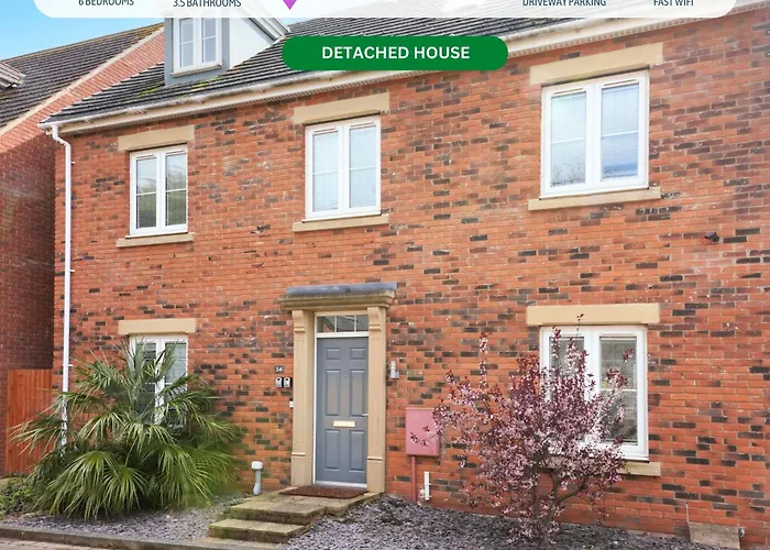 Stylish 6 Bedroom 3 Bathroom Detached House With Free Parking, Super-Fast Wifi, Pool Table, Smart Tvs With Netflix By Yoko Property