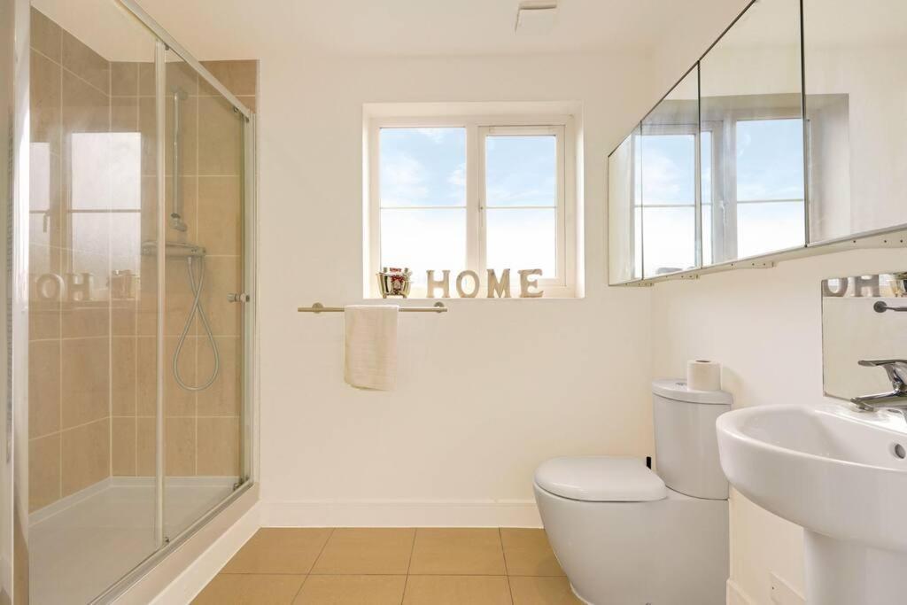 Stylish 6 Bedroom 3 Bathroom Detached House With Free Parking, Super-fast Wifi, Pool Table, Smart Tvs With Netflix By Yoko * Milton Keynes