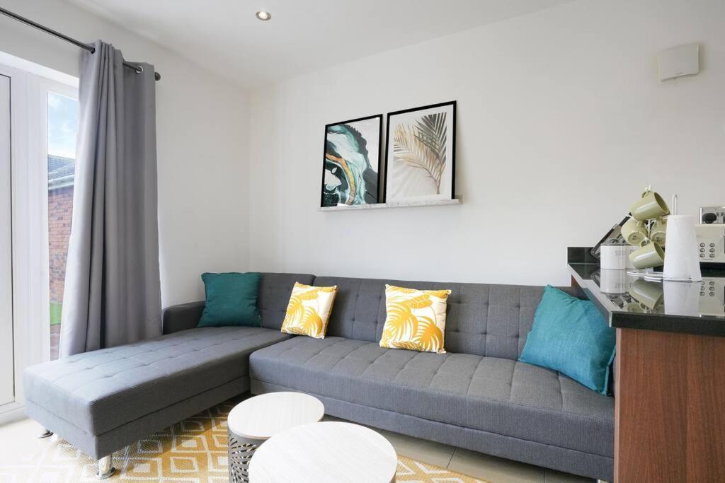 Stylish 6 Bedroom 3 Bathroom Detached House With Free Parking, Super-fast Wifi, Pool Table, Smart Tvs With Netflix By Yoko