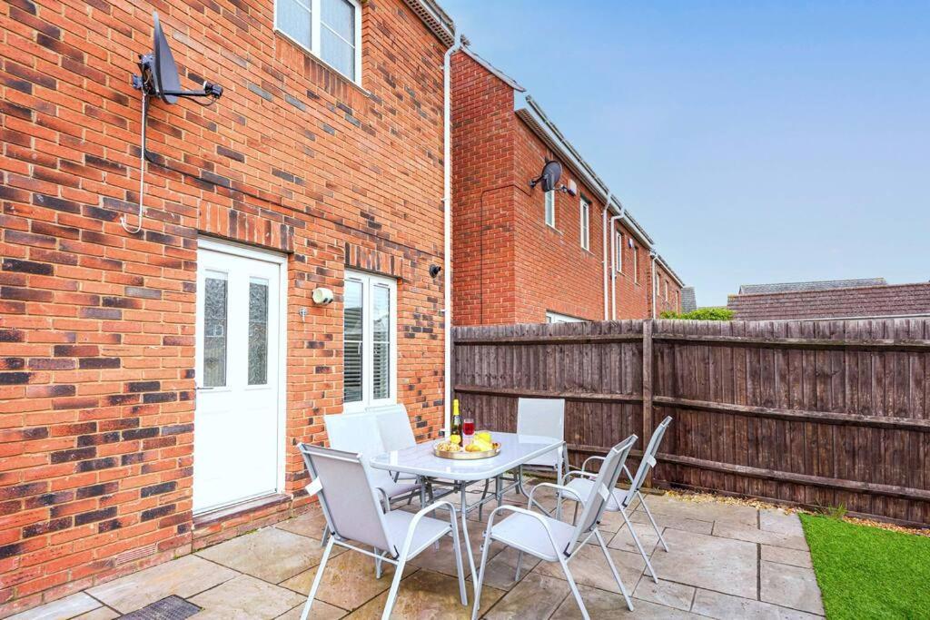 Holiday home Stylish 6 Bedroom 3 Bathroom Detached House With Free Parking, Super-fast Wifi, Pool Table, Smart Tvs With Netflix By Yoko *