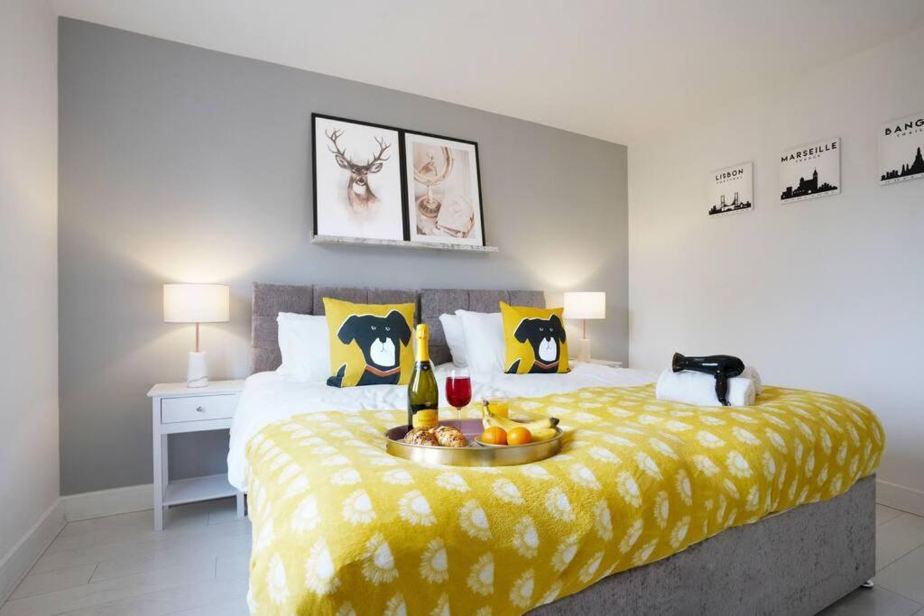 Stylish 6 Bedroom 3 Bathroom Detached House With Free Parking, Super-fast Wifi, Pool Table, Smart Tvs With Netflix By Yoko *