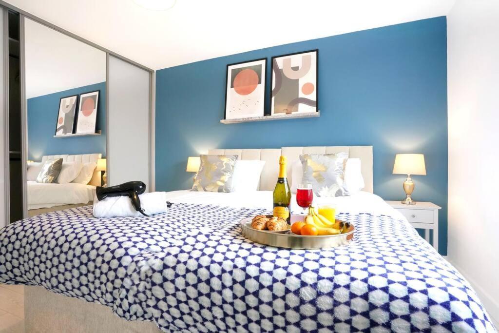 Stylish 6 Bedroom 3 Bathroom Detached House With Free Parking, Super-fast Wifi, Pool Table, Smart Tvs With Netflix By Yoko * Milton Keynes