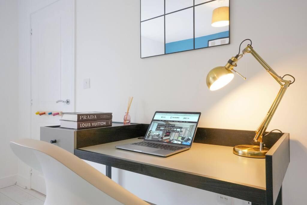 Stylish 6 Bedroom 3 Bathroom Detached House With Free Parking, Super-fast Wifi, Pool Table, Smart Tvs With Netflix By Yoko Holiday home