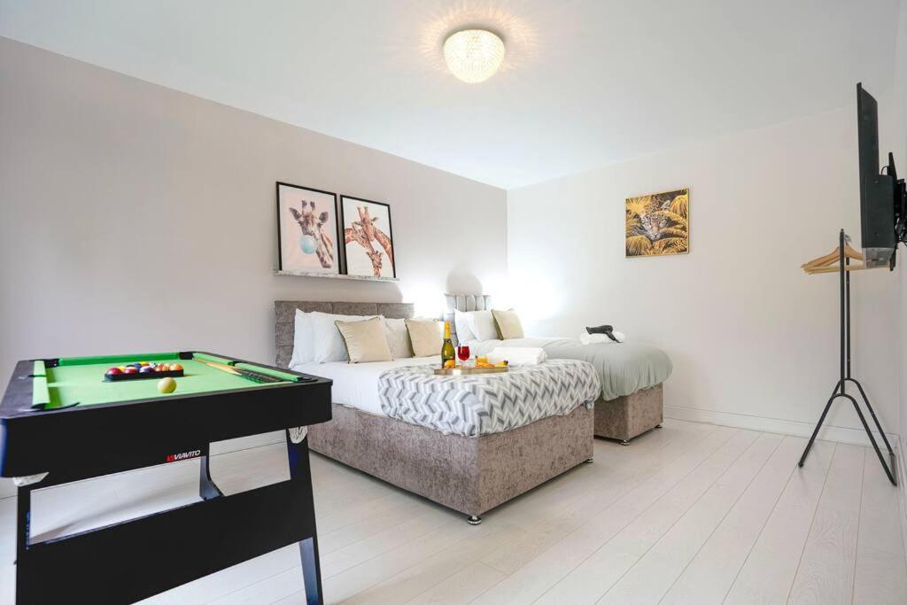 Holiday home Stylish 6 Bedroom 3 Bathroom Detached House With Free Parking, Super-fast Wifi, Pool Table, Smart Tvs With Netflix By Yoko Milton Keynes