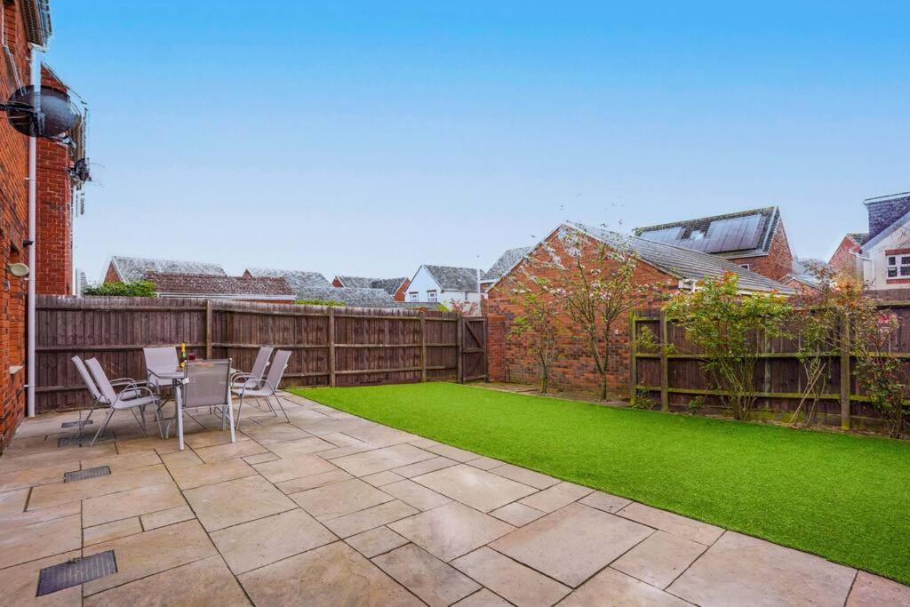 Stylish 6 Bedroom 3 Bathroom Detached House With Free Parking, Super-fast Wifi, Pool Table, Smart Tvs With Netflix By Yoko *