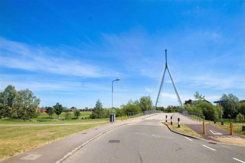 Stylish 6 Bedroom 3 Bathroom Detached House With Free Parking, Super-fast Wifi, Pool Table, Smart Tvs With Netflix By Yoko Holiday home Milton Keynes