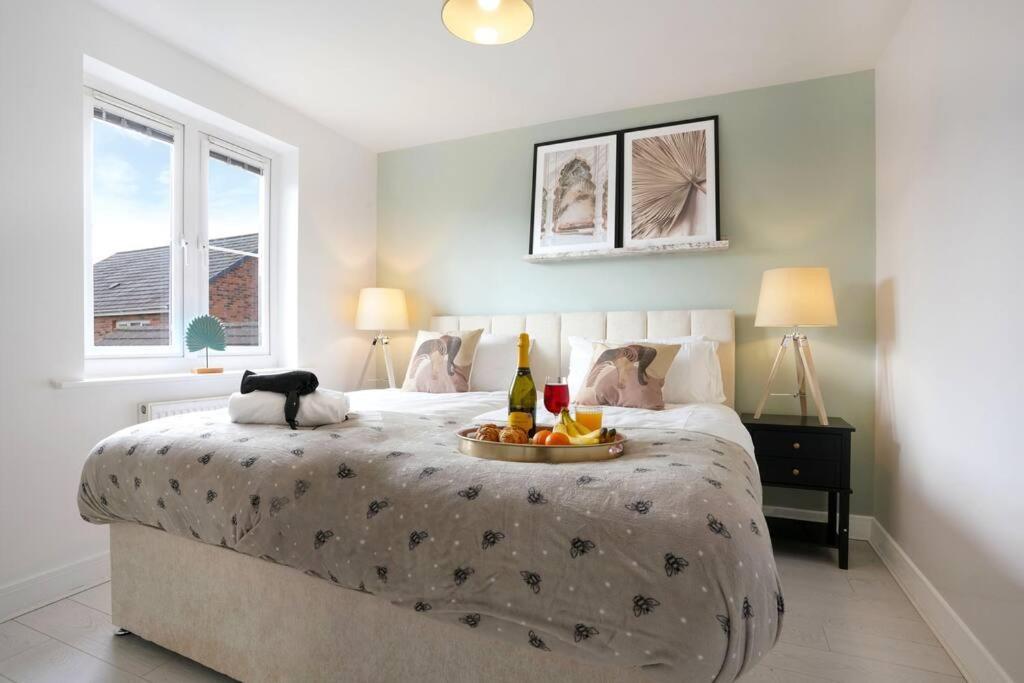 Holiday home Stylish 6 Bedroom 3 Bathroom Detached House With Free Parking, Super-fast Wifi, Pool Table, Smart Tvs With Netflix By Yoko Milton Keynes