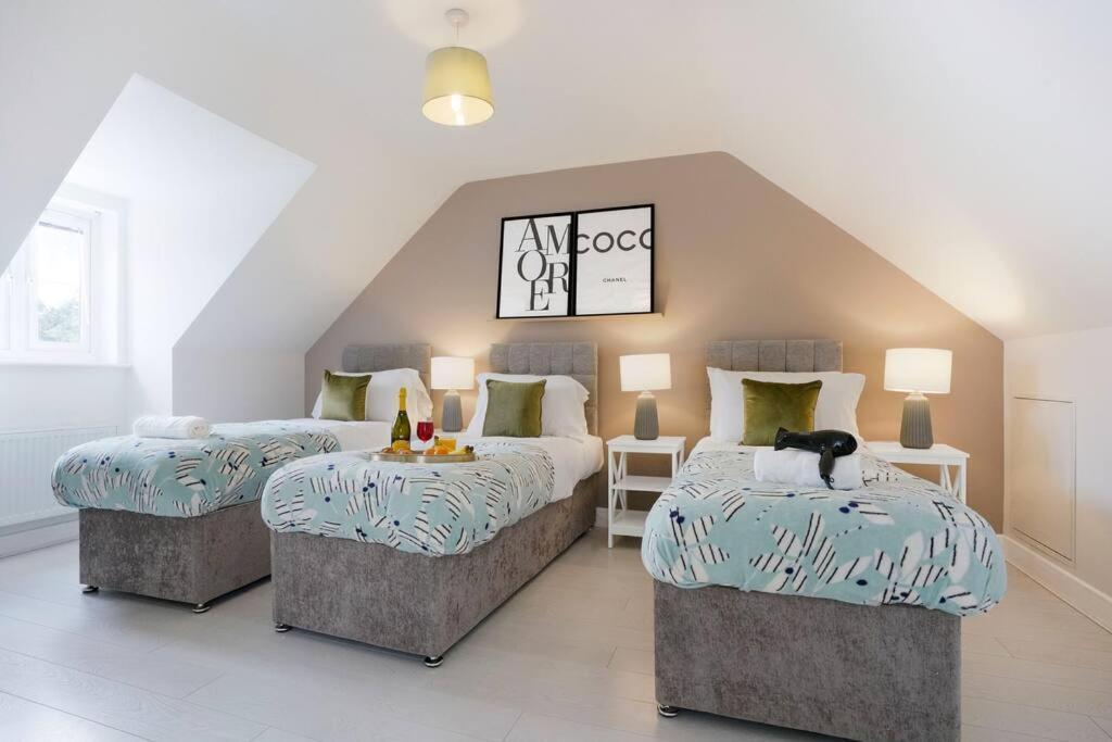 Stylish 6 Bedroom 3 Bathroom Detached House With Free Parking, Super-fast Wifi, Pool Table, Smart Tvs With Netflix By Yoko Milton Keynes