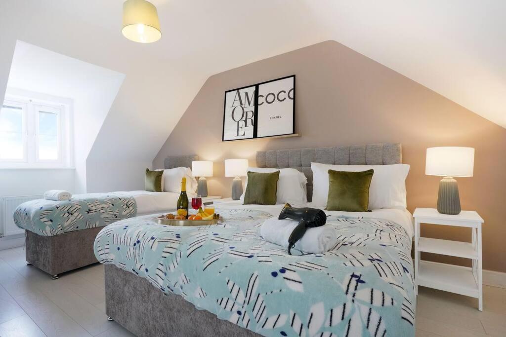 Holiday home Stylish 6 Bedroom 3 Bathroom Detached House With Free Parking, Super-fast Wifi, Pool Table, Smart Tvs With Netflix By Yoko *