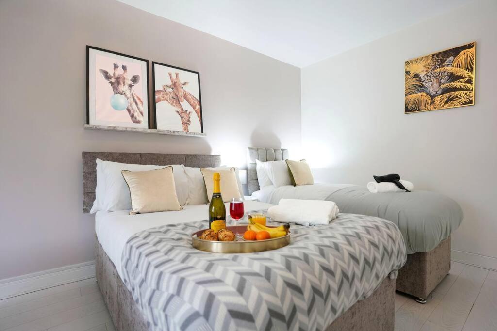 Stylish 6 Bedroom 3 Bathroom Detached House With Free Parking, Super-fast Wifi, Pool Table, Smart Tvs With Netflix By Yoko Holiday home