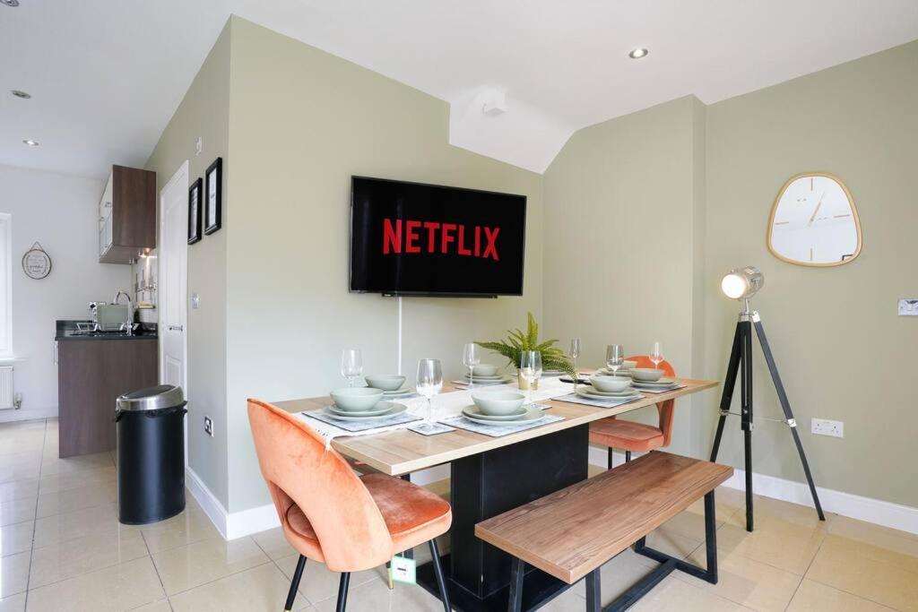 Stylish 6 Bedroom 3 Bathroom Detached House With Free Parking, Super-fast Wifi, Pool Table, Smart Tvs With Netflix By Yoko *