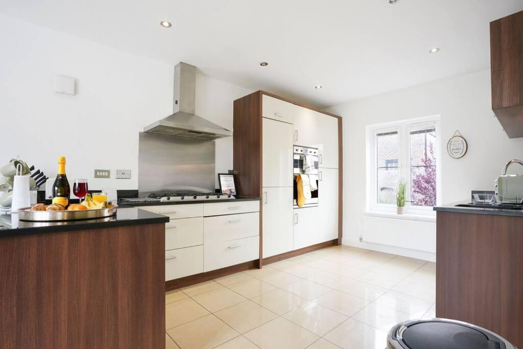 Stylish 6 Bedroom 3 Bathroom Detached House With Free Parking, Super-fast Wifi, Pool Table, Smart Tvs With Netflix By Yoko Holiday home Milton Keynes