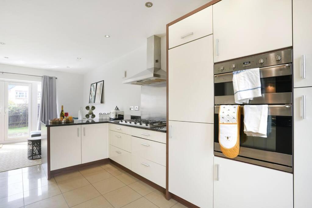 Holiday home Stylish 6 Bedroom 3 Bathroom Detached House With Free Parking, Super-fast Wifi, Pool Table, Smart Tvs With Netflix By Yoko *