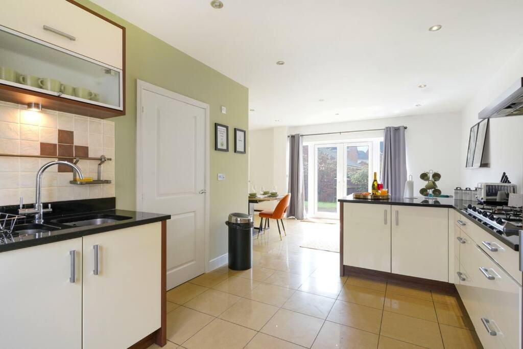 Stylish 6 Bedroom 3 Bathroom Detached House With Free Parking, Super-fast Wifi, Pool Table, Smart Tvs With Netflix By Yoko Milton Keynes