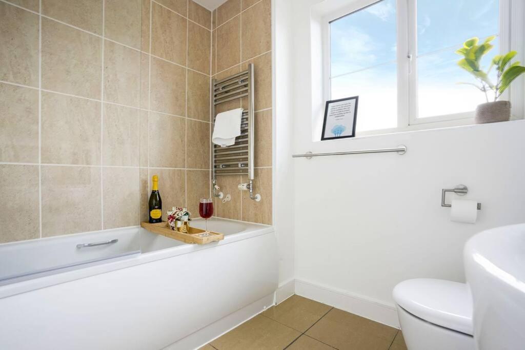 Stylish 6 Bedroom 3 Bathroom Detached House With Free Parking, Super-fast Wifi, Pool Table, Smart Tvs With Netflix By Yoko