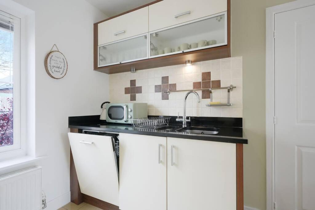 Stylish 6 Bedroom 3 Bathroom Detached House With Free Parking, Super-fast Wifi, Pool Table, Smart Tvs With Netflix By Yoko Milton Keynes