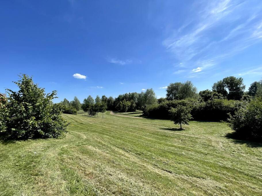 Stylish 6 Bedroom 3 Bathroom Detached House With Free Parking, Super-fast Wifi, Pool Table, Smart Tvs With Netflix By Yoko * Milton Keynes