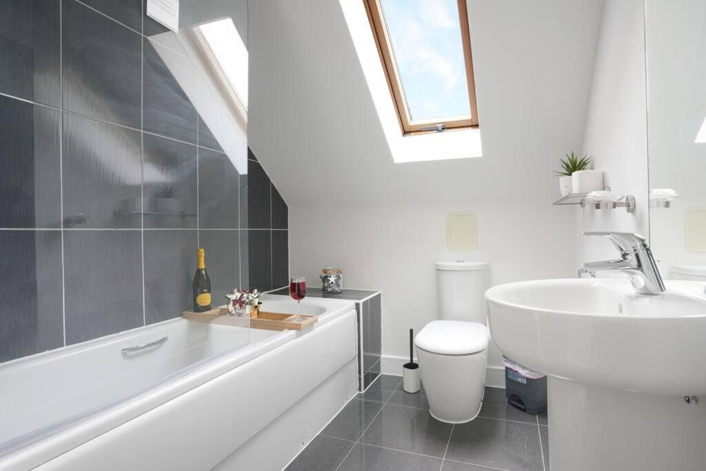 Holiday home Stylish 6 Bedroom 3 Bathroom Detached House With Free Parking, Super-fast Wifi, Pool Table, Smart Tvs With Netflix By Yoko