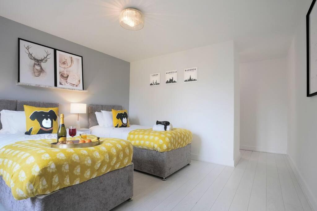 Holiday home Stylish 6 Bedroom 3 Bathroom Detached House With Free Parking, Super-fast Wifi, Pool Table, Smart Tvs With Netflix By Yoko Milton Keynes