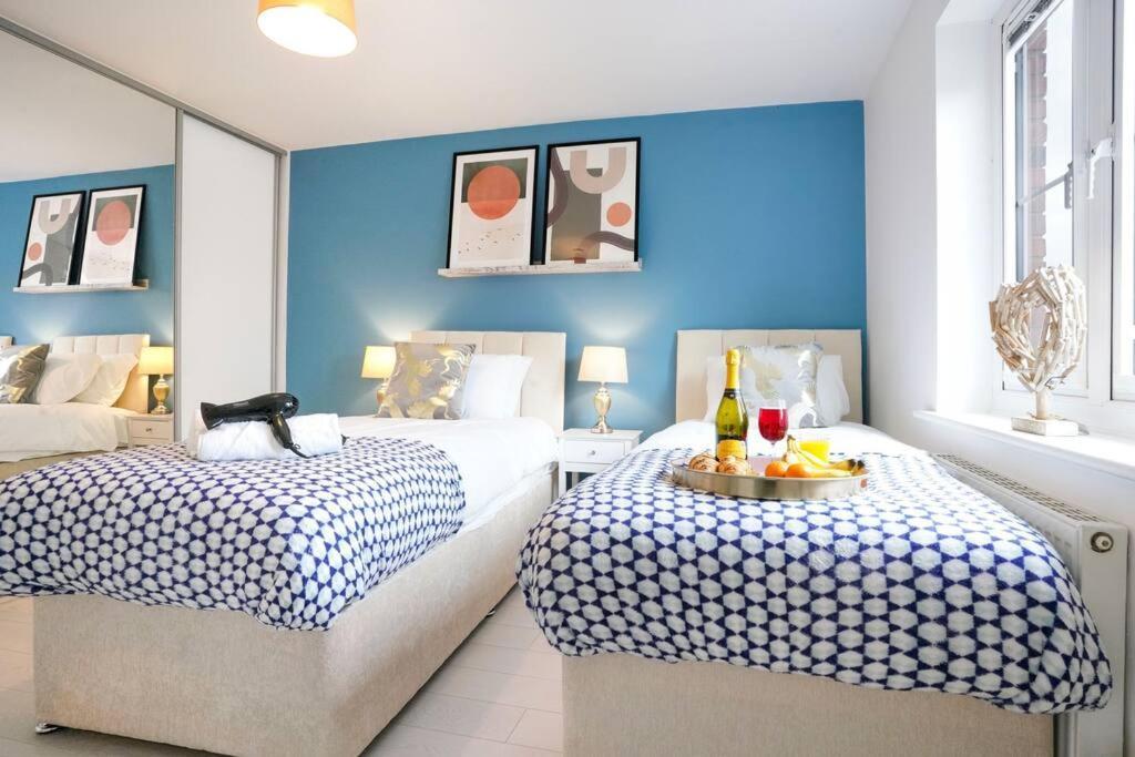 Stylish 6 Bedroom 3 Bathroom Detached House With Free Parking, Super-fast Wifi, Pool Table, Smart Tvs With Netflix By Yoko *