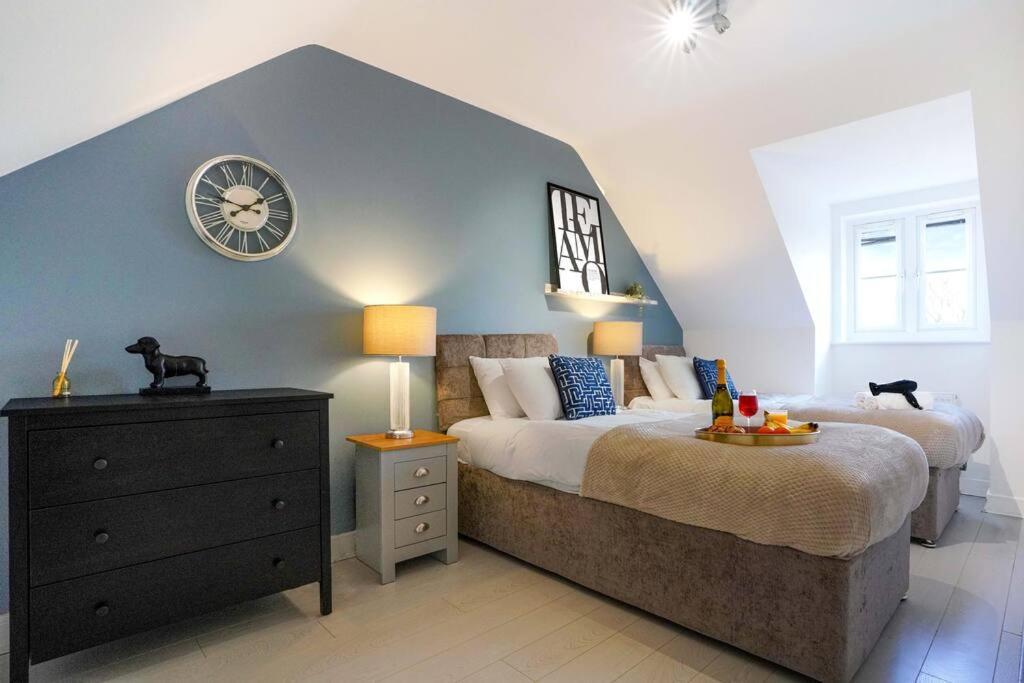 Holiday home Stylish 6 Bedroom 3 Bathroom Detached House With Free Parking, Super-fast Wifi, Pool Table, Smart Tvs With Netflix By Yoko *