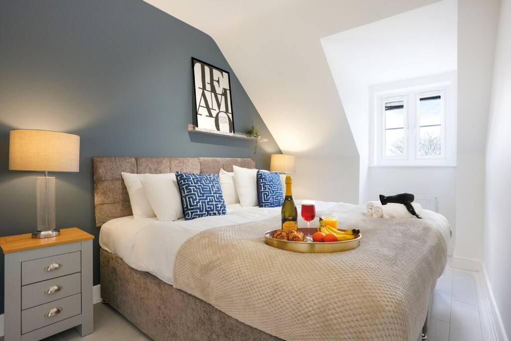 Stylish 6 Bedroom 3 Bathroom Detached House With Free Parking, Super-fast Wifi, Pool Table, Smart Tvs With Netflix By Yoko Holiday home Milton Keynes